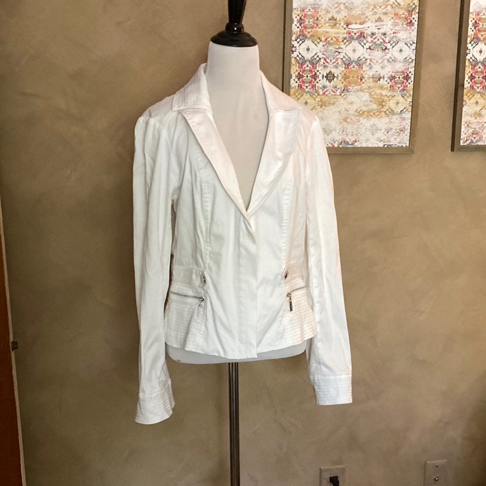 White House Black Market sz 10 white jacket with zipper and snap detail